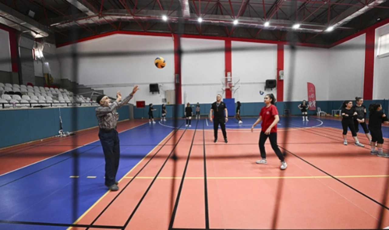 Engelli torunu için 75 yaşında voleybol salonuna indi