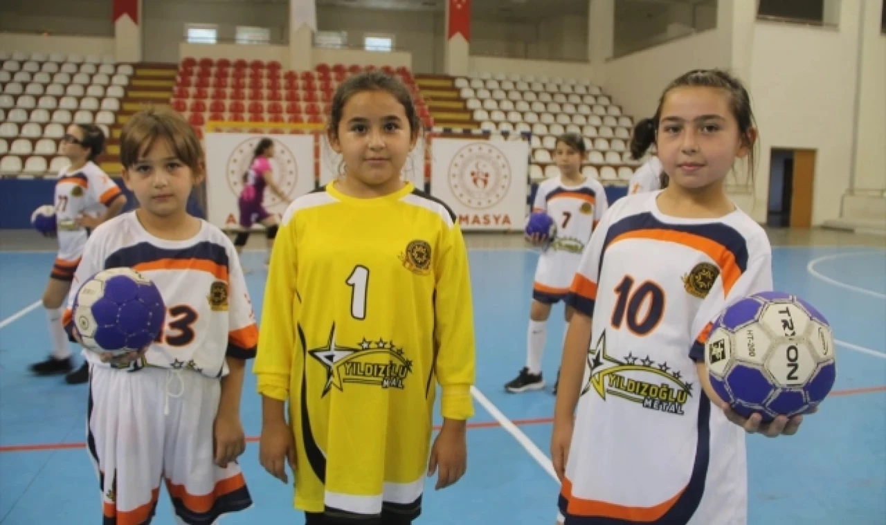 İkizler ve kardeşleri aynı takımda hentbol oynuyor