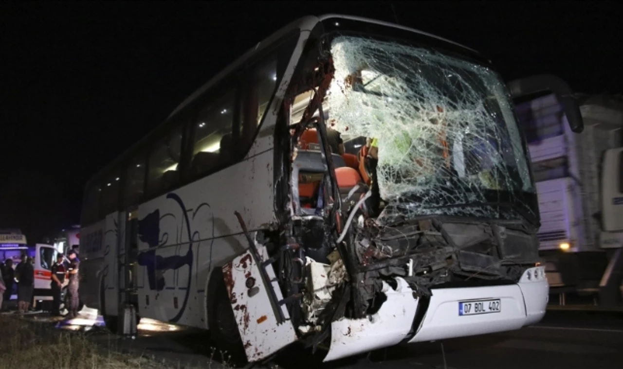 İzmir’den Çorum’a gelen  yolcu otobüsü kaza yaptı. 15 yaralı