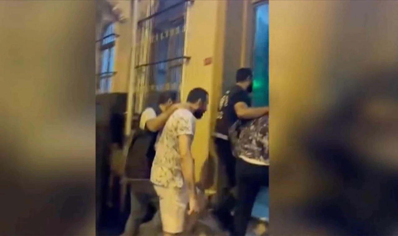 Kalabalık arasında maske takıp dolar dağıtan 13 kişi gözaltına alındı