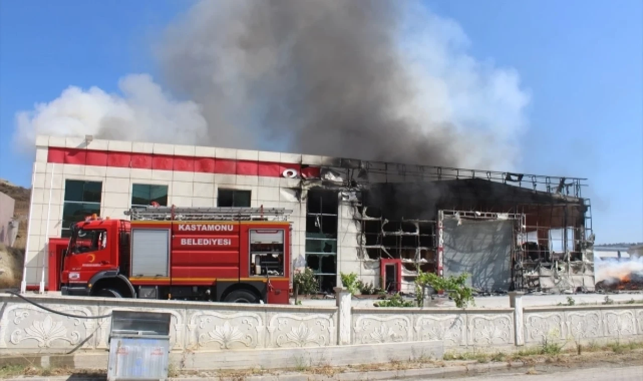 Kapı fabrikasında çıkan yangın söndürüldü