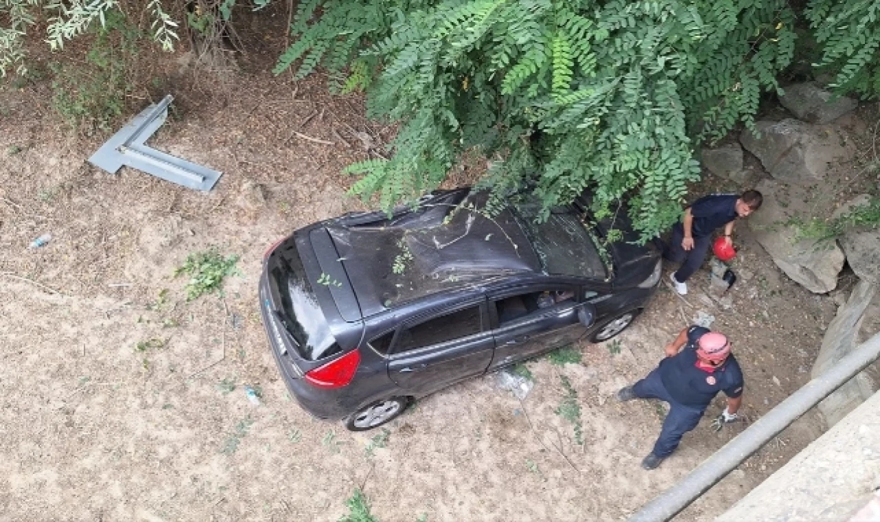 Köprüden Dereye Düşen Otomobilde 4 Kişi Yaralandı