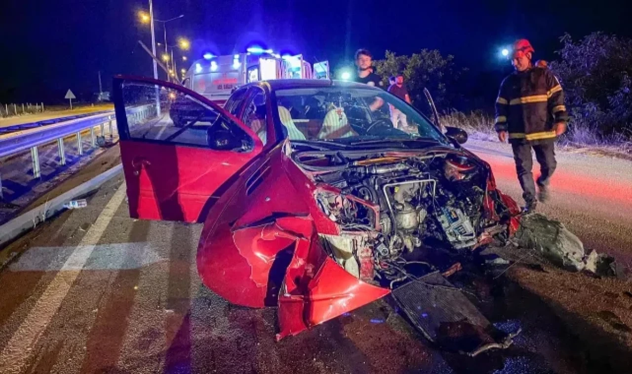 Merzifon'da otomobil elektrik direğine çarptı: 3 yaralı