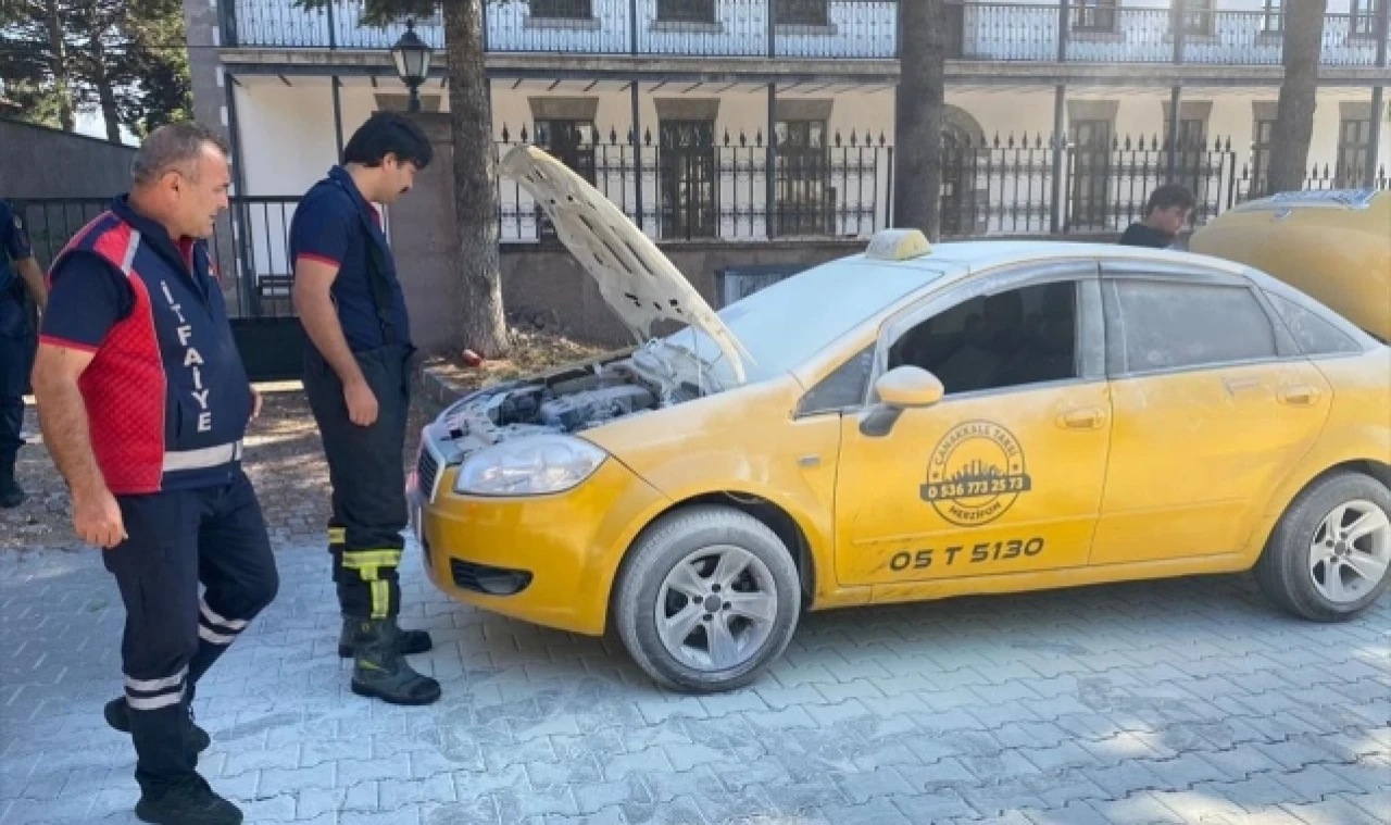 Merzifon'da seyir halindeki taksi alev aldı