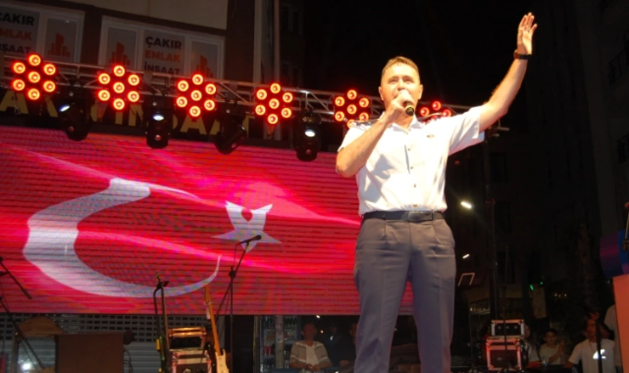 Mete Paşa, kalabalığın coşkusuna coşku kattı!