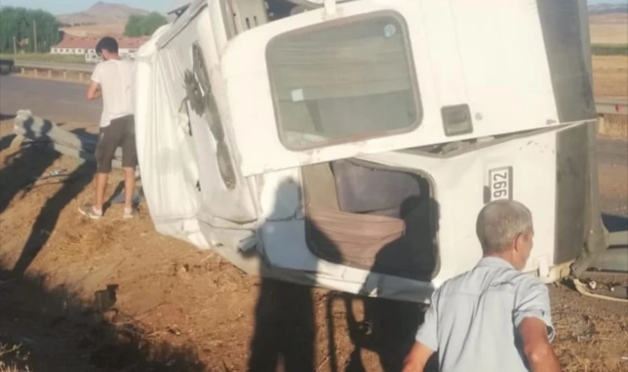 Minibüs devrildi, 3 kişi yaralandı