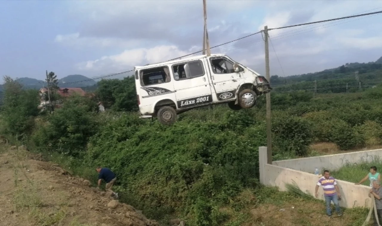 Minibüs Şarampole Devrildi: 13 Yaralı