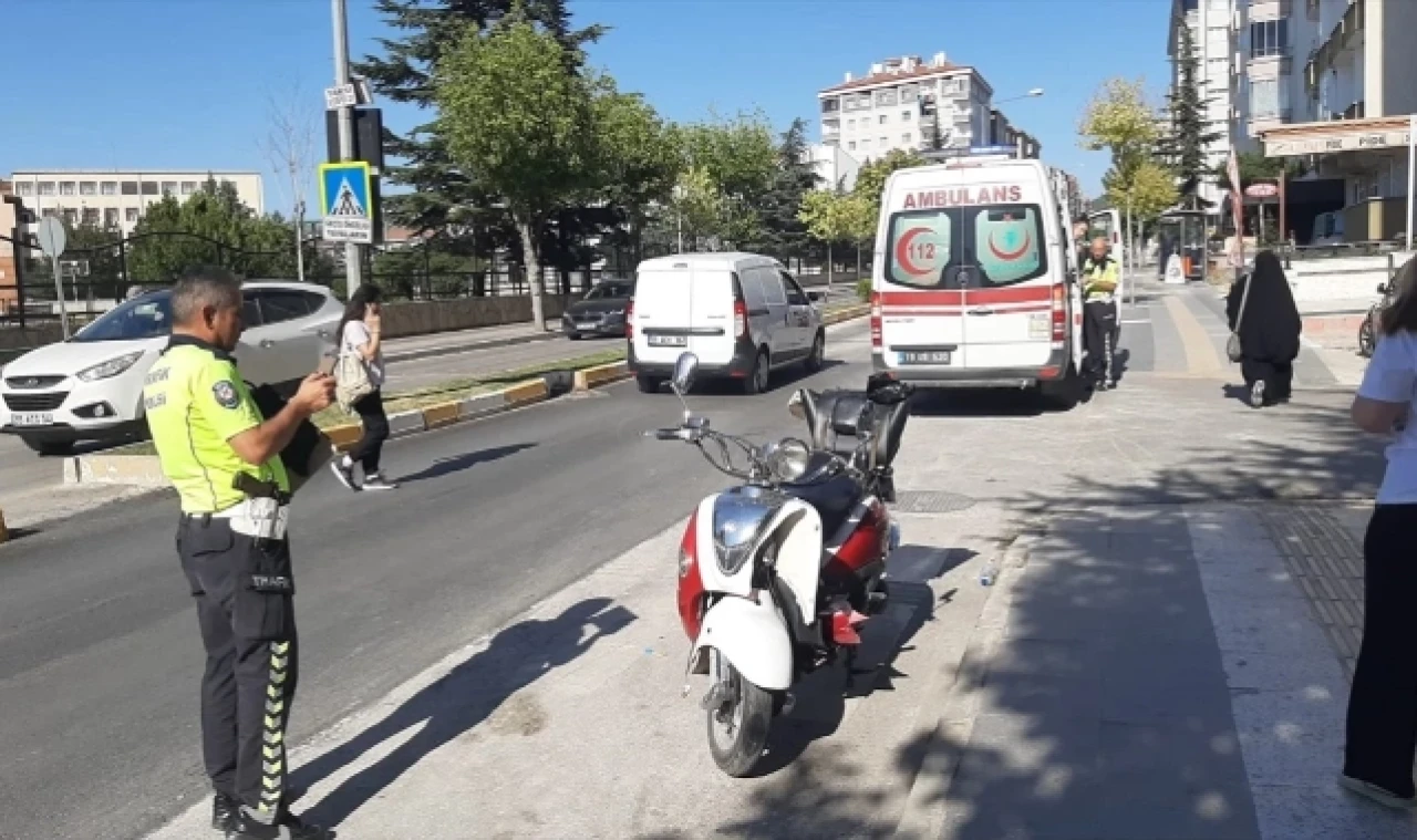 Motosiklet ile otomobil çarpıştı: 1 kişi yaralandı