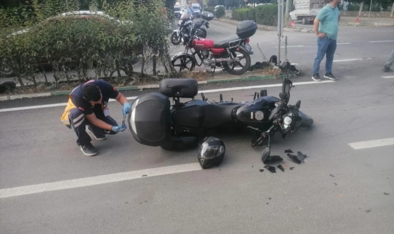 Motosiklet ile otomobil çarpıştı