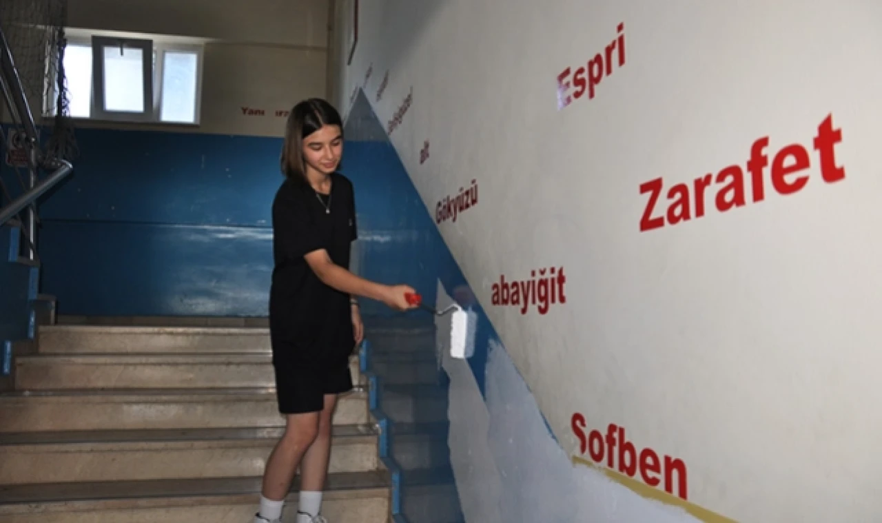 Müdür ve gönüllü öğrenciler okullarını boyayarak yeni döneme hazırlıyor