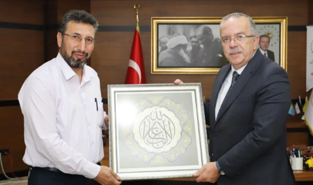 Öğrencisinden Rektör Turabi'ye Anlamlı Ziyaret
