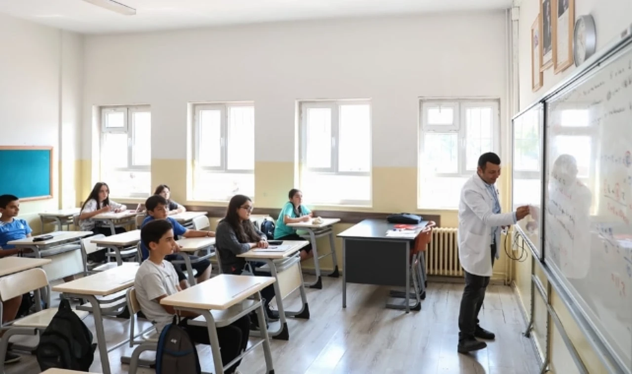 Öğretmenlerin ikinci il içi ve iller arası yer değiştirme sonuçları açıklandı.