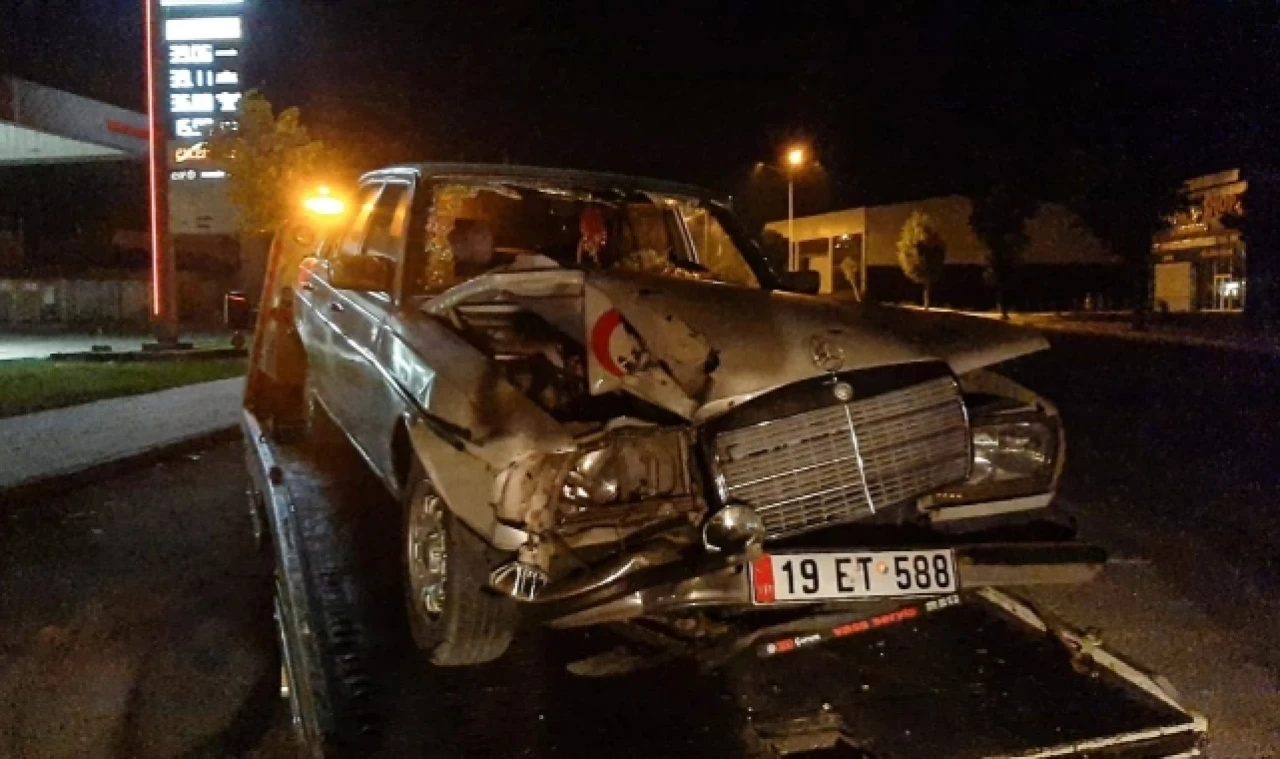 Otomobil ile motosikletin çarpışması sonucu 1'i ağır 2 kişi yaralandı