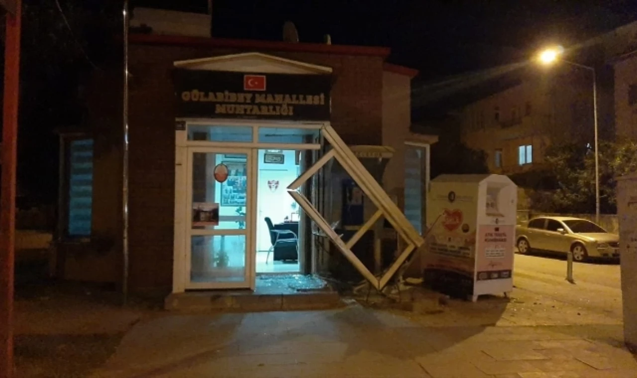 Otomobil muhtarlık binasına çarptı