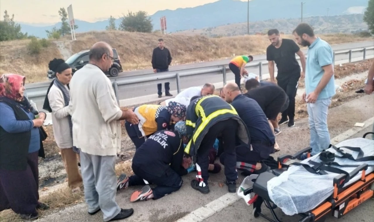 Otomobil refüje devrildi, 4 kişi yaralandı