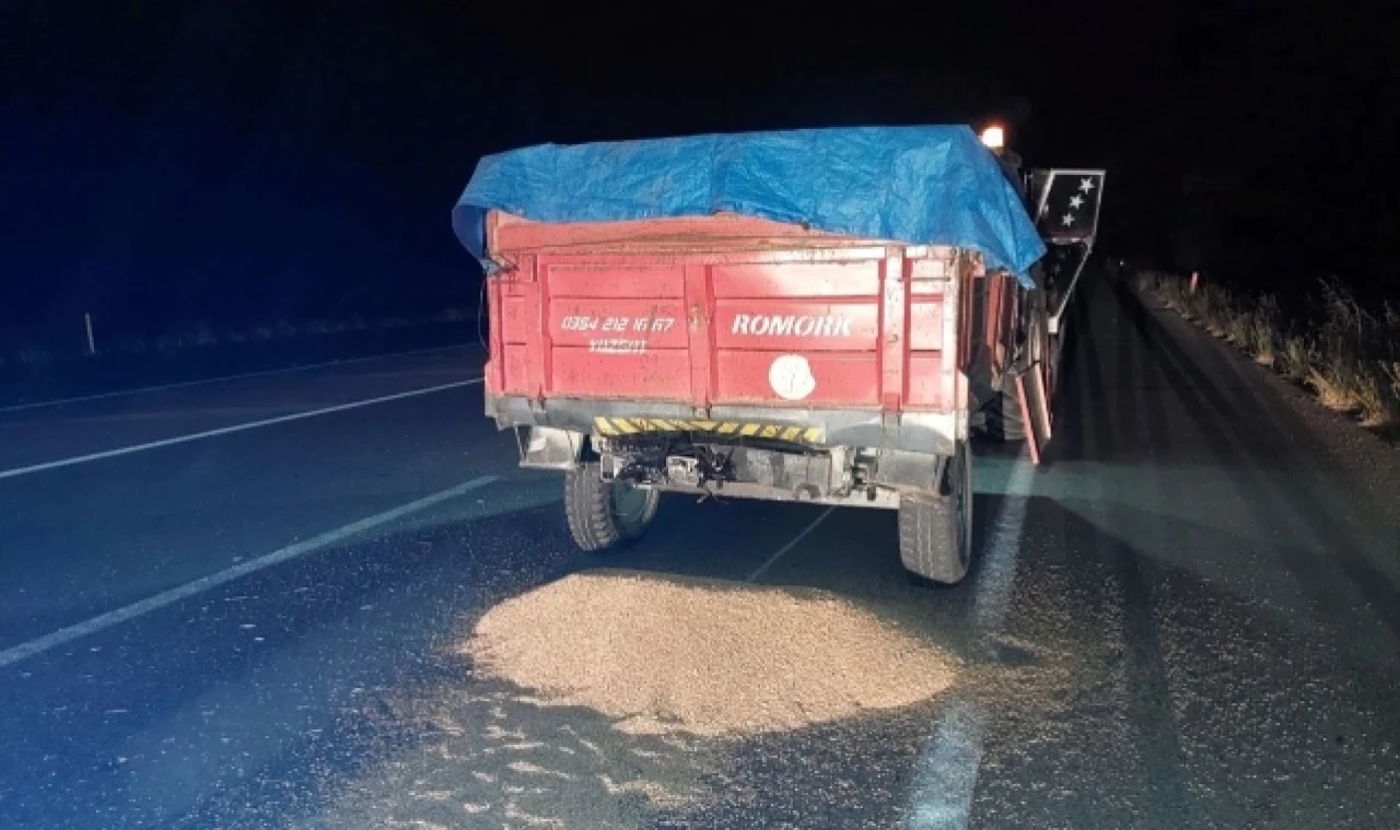 Otomobil traktörle çarpıştı: 3 yaralı