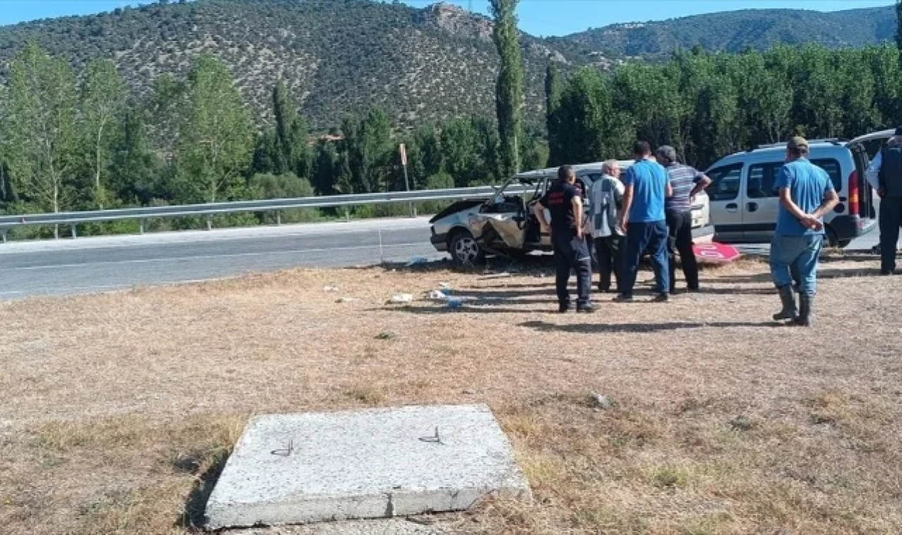 Amasya'da Otomobilin Refüje Çarpması Sonucu 5 Kişi Yaralandı