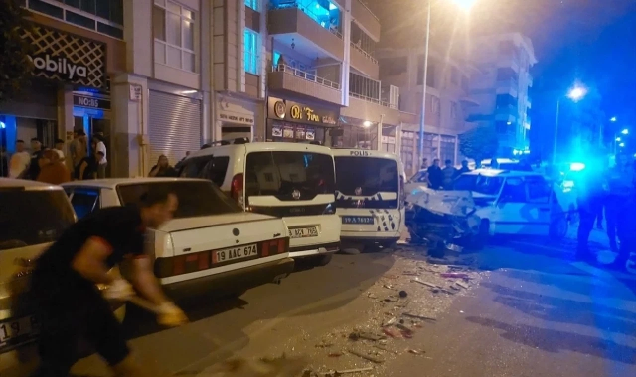 Park halindeki polis aracına otomobil çarptı: 1'i polis 3 kişi yaralandı