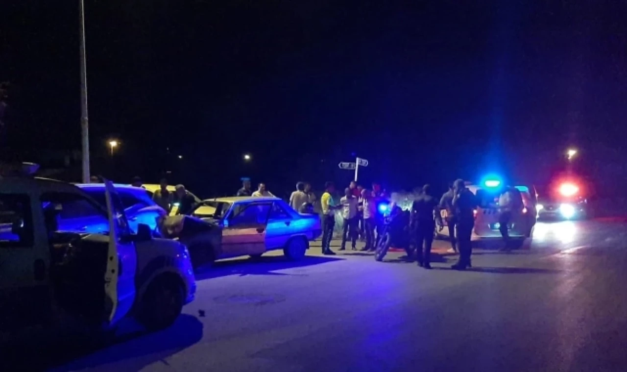 Polisin dur ihtarına uymayıp kaçtı,  park halindeki otomobile çarptı.