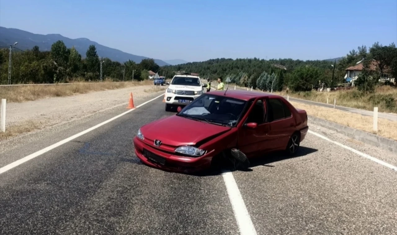 Refüje çarpan otomobildeki 2 kişi hastaneye kaldırıldı