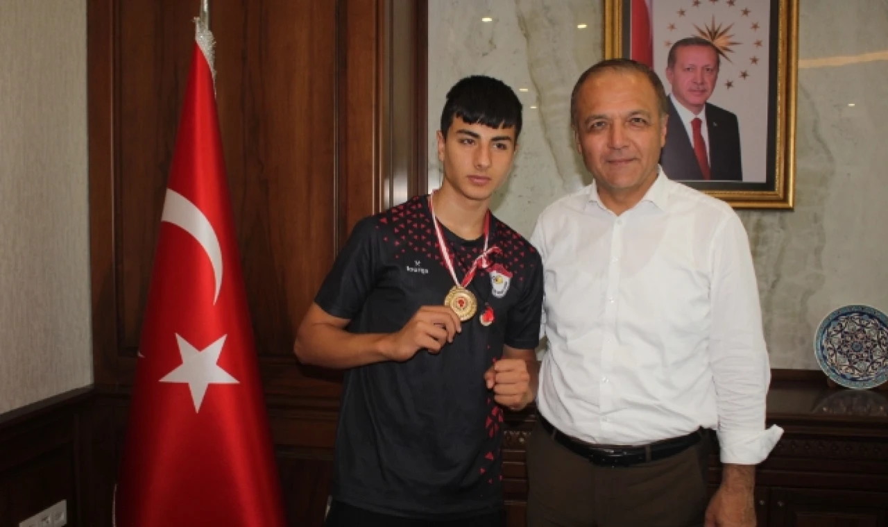 Şampiyonu Altınla Ödüllendirdi