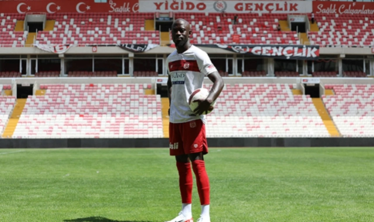 Sivasspor, Gambiyalı sol kanat oyuncusu Modou Barrow'u transfer etti