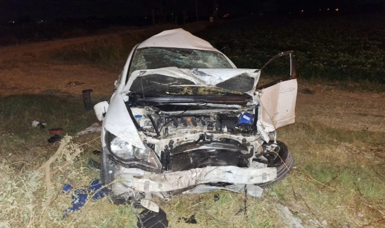 Tarlaya devrilen otomobilde 4 kişi yaralandı