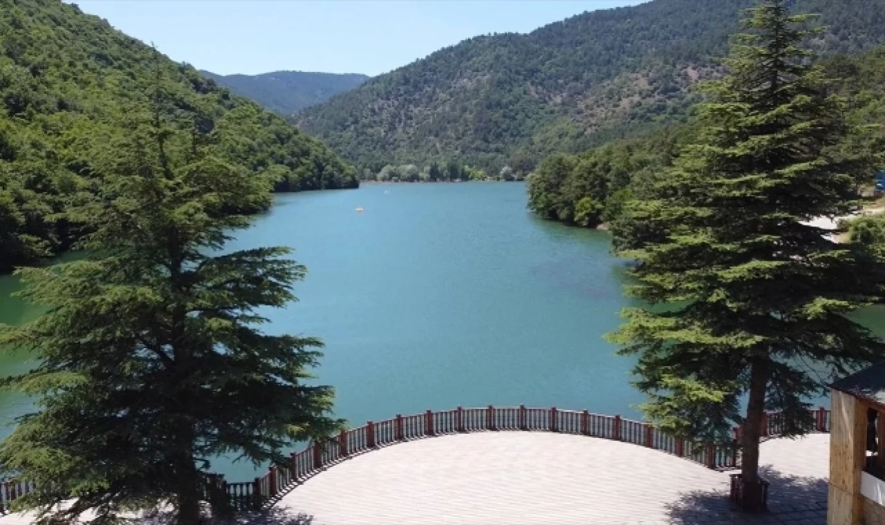 Taşova'daki Boraboy Gölü Tabiat Parkı, serin havasıyla vatandaşların uğrak yeri oldu