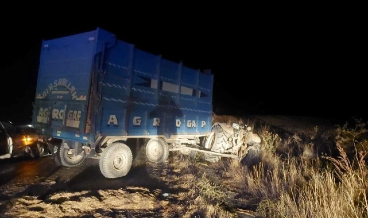 Traktörle çarpışan otomobilde 5 kişi yaralandı