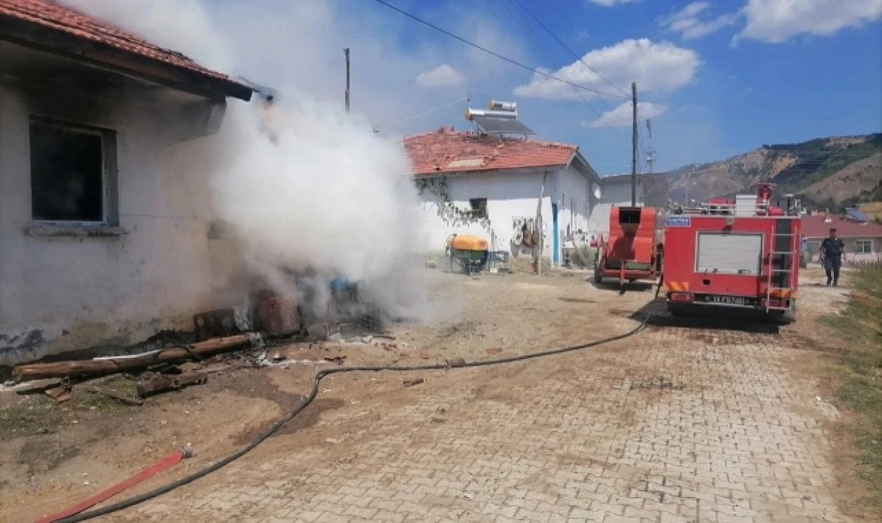 Tüp patlayan evde hasar oluştu