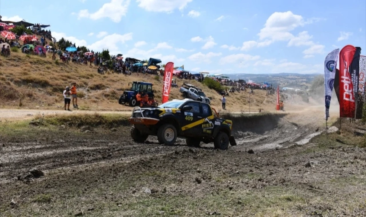 Yarışta dereceye giren sporcular ödüllerini aldı.