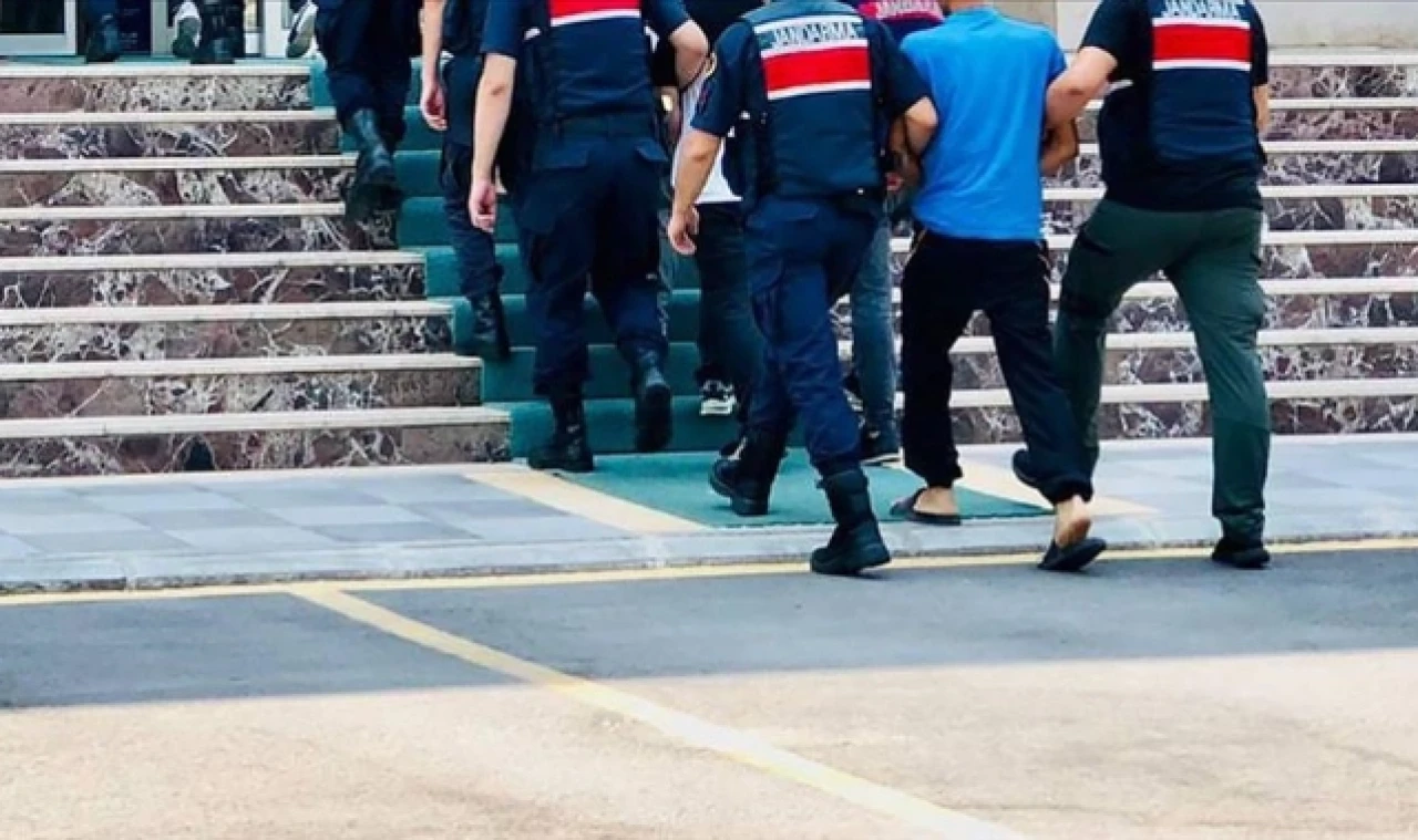 Yasa dışı yollarla sınırları geçmeye çalışan 12 kişi yakalandı