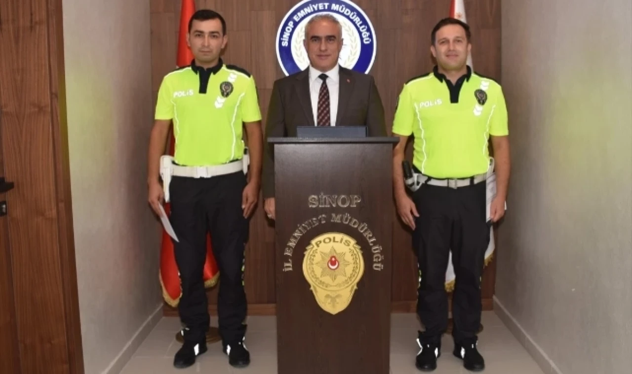 Yaşlı vatandaşı sırtında taşıyan Polise teşekkür belgesi verildi