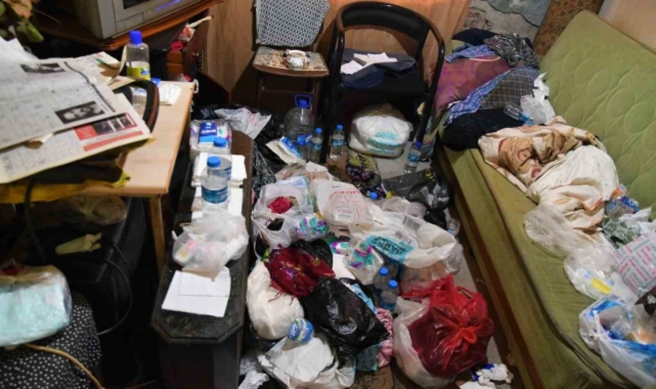 8 yıldır çöp biriktiren kadının evinden 2 kamyon çöp çıkartıldı