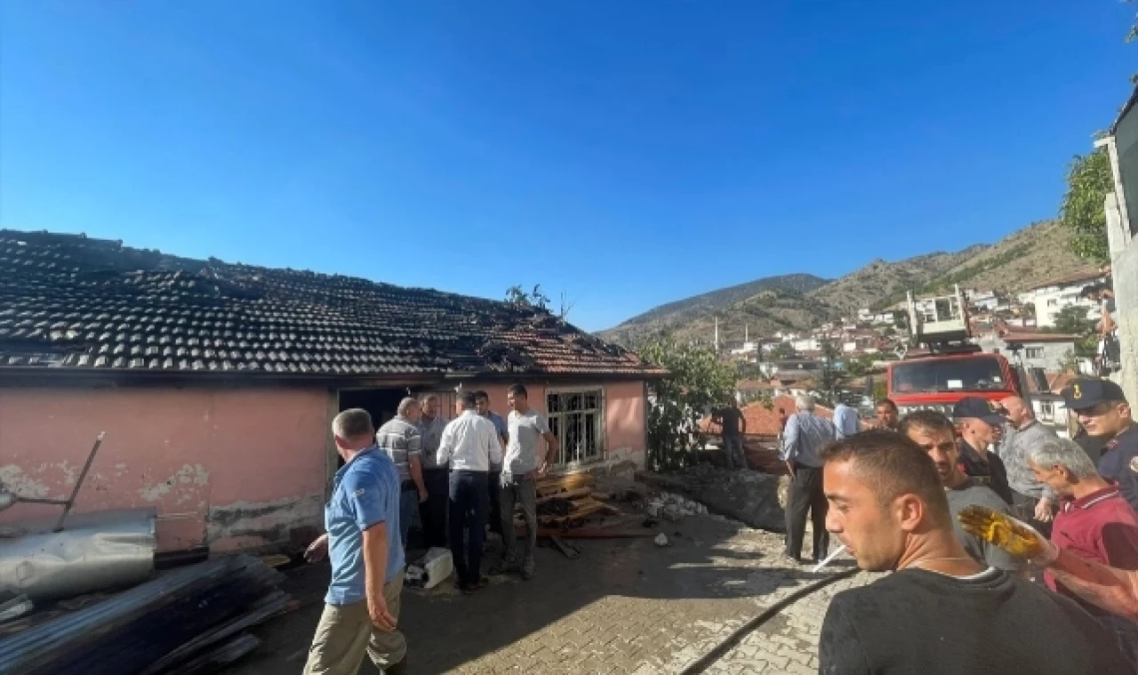 Amasya'da iki katlı evde çıkan yangın hasara neden oldu.