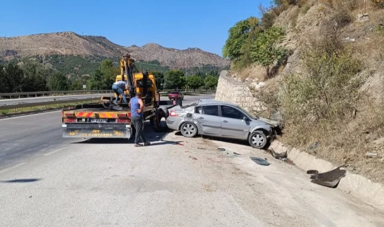Amasya'da minibüs ile otomobilin çarpıştığı kazada 5 kişi yaralandı
