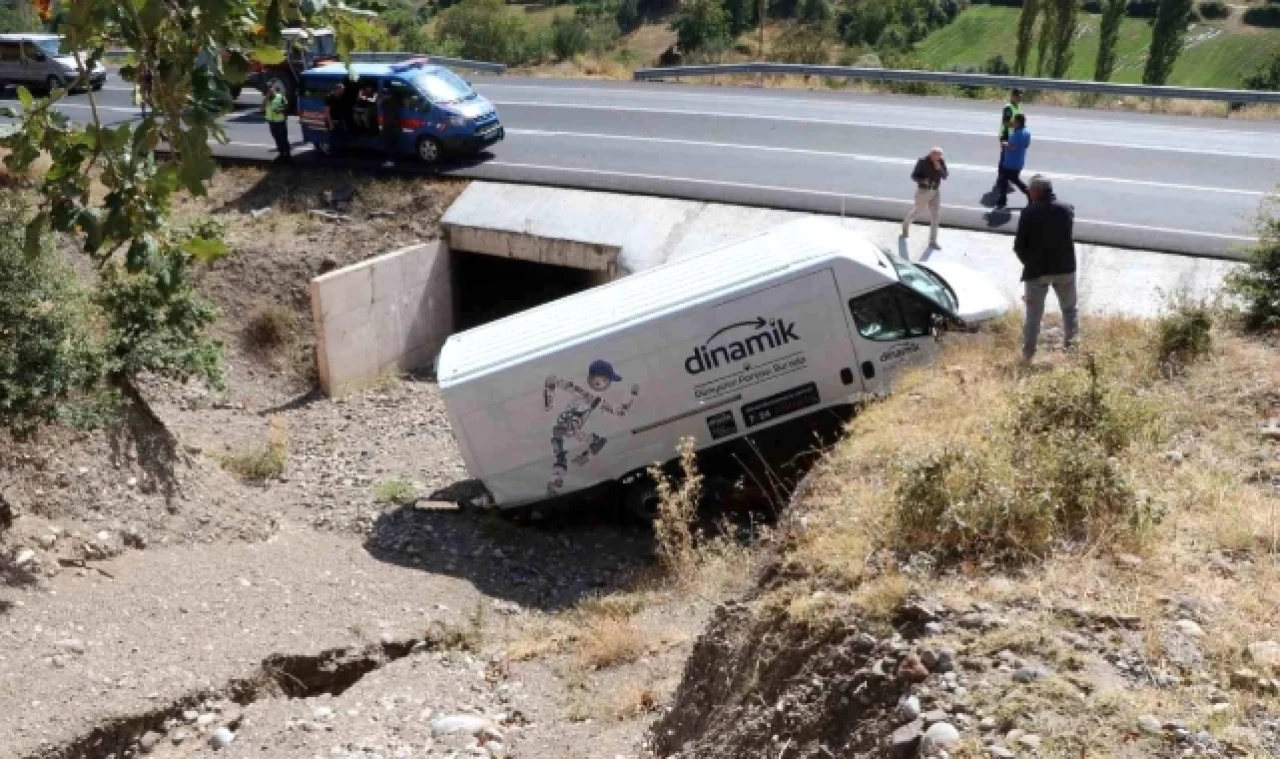 Amasya'da Minibüs Menfeze Uçtu