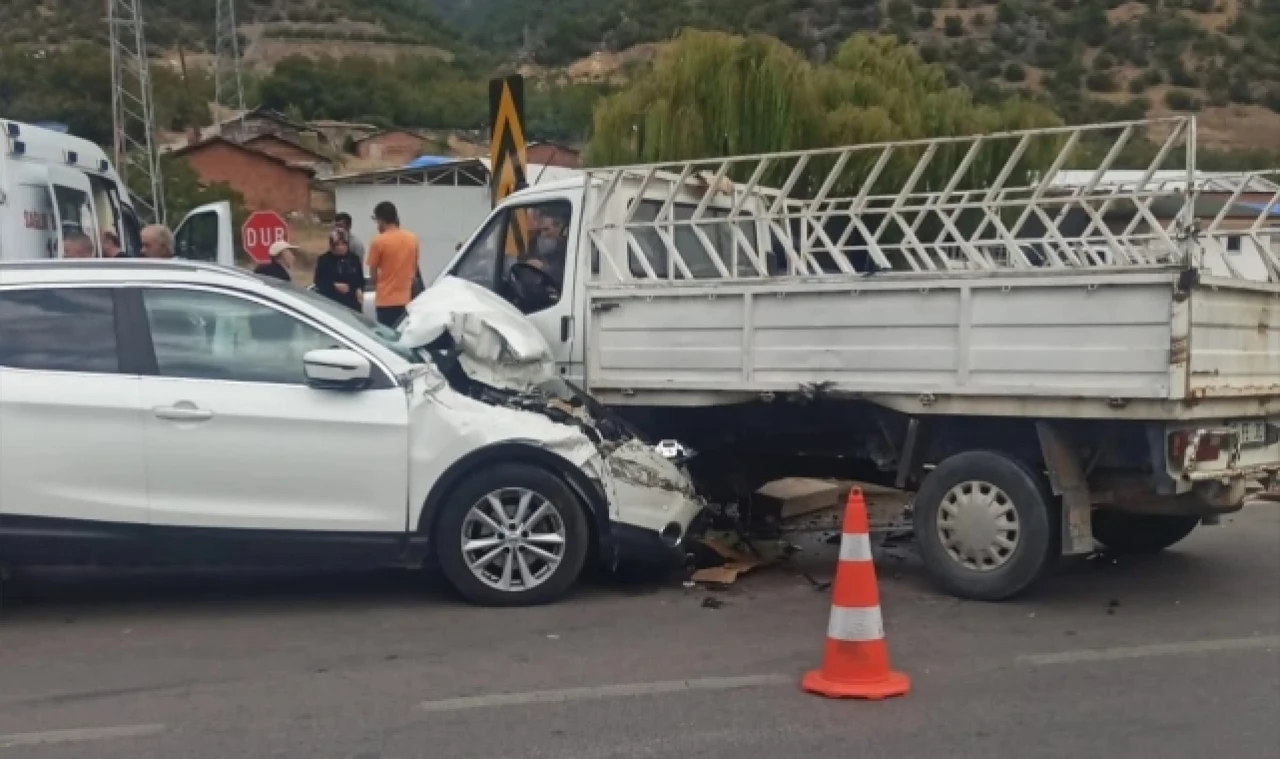 Amasya'da otomobil ile kamyonetin çarpışması sonucu 2 kişi yaralandı