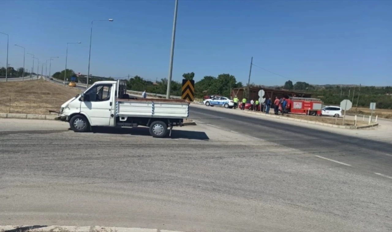 Amasya'da otomobil ile kamyonetin çarpışması sonucu 3 kişi yaralandı