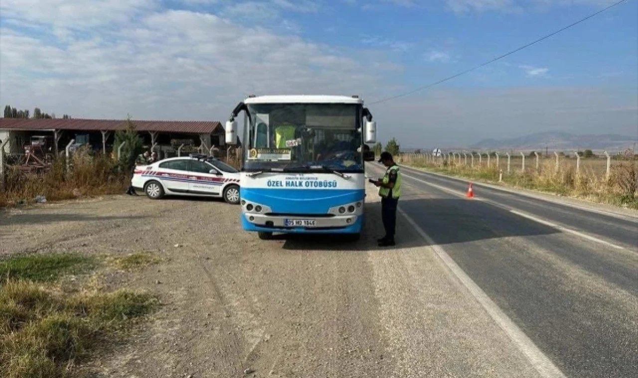 Amasya’da şehirler arası ve şehir içi otobüsleri denetledi.