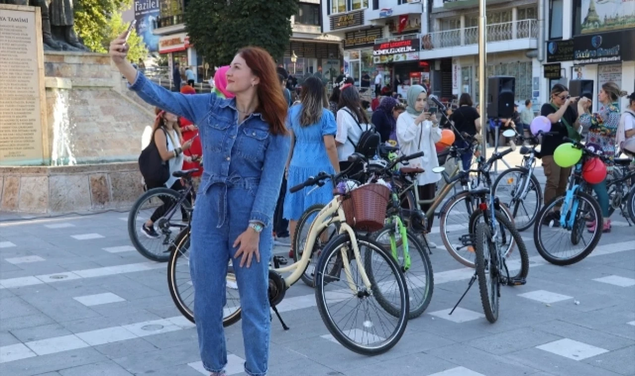 Amasya'da Süslü Kadınlar Bisiklet Turu Gerçekleştirildi