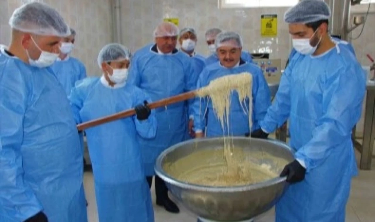Amasya’lı öğrenciler ekmek üretiminin ardından tahin helvası yapımına da başladı