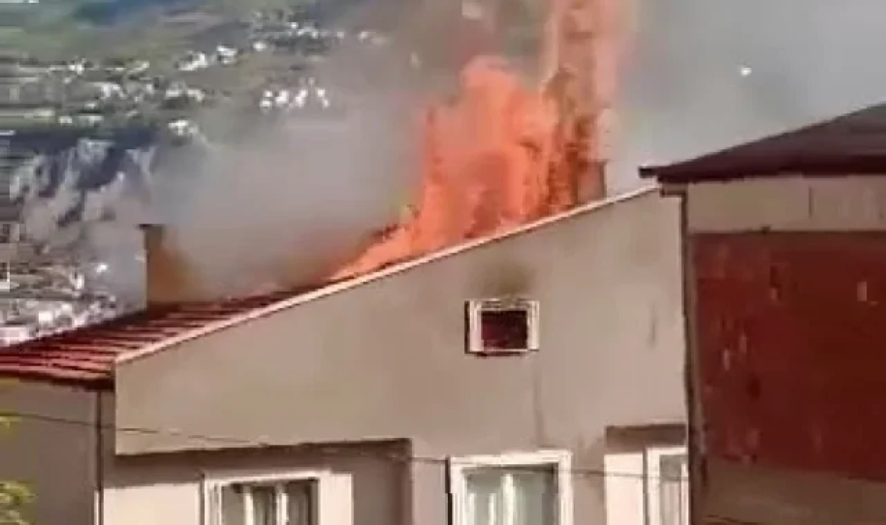 Amasya'da 4 katlı binanın çatısı alev alev yandı