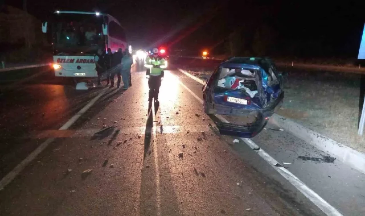 Amasya'da otomobil kırmızı ışıkta bekleyen araç ve otobüse çarptı: 3 yaralı