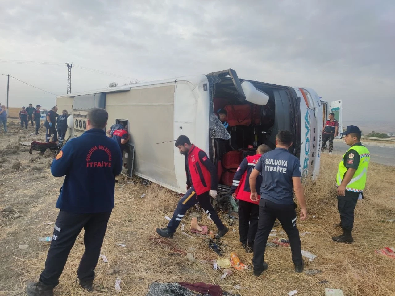 Merzifon'da yolcu otobüsü devrildi: 5 ölü 30 yaralı