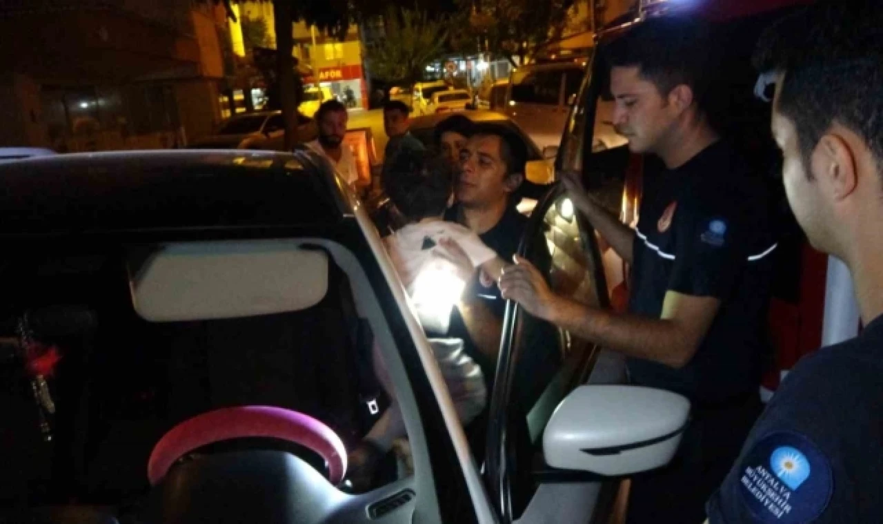 Araçta mahsur kalan çocuğu itfaiye ekipleri kurtardı