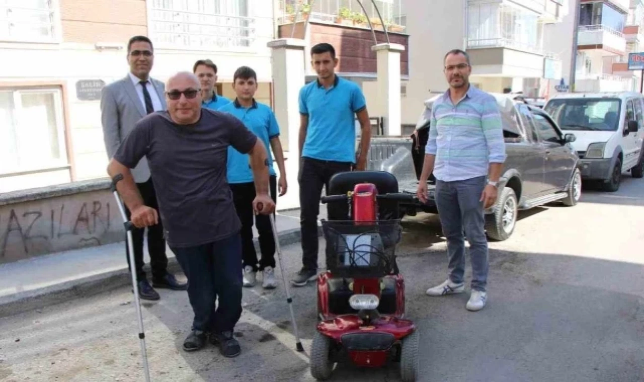 Arızalanan engelli aracını öğretmen ve öğrenciler tamir etti
