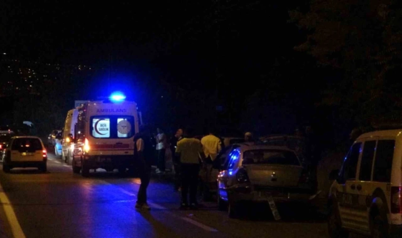 Asker konvoyunda 5 araç birbirine girdi: 3 yaralı