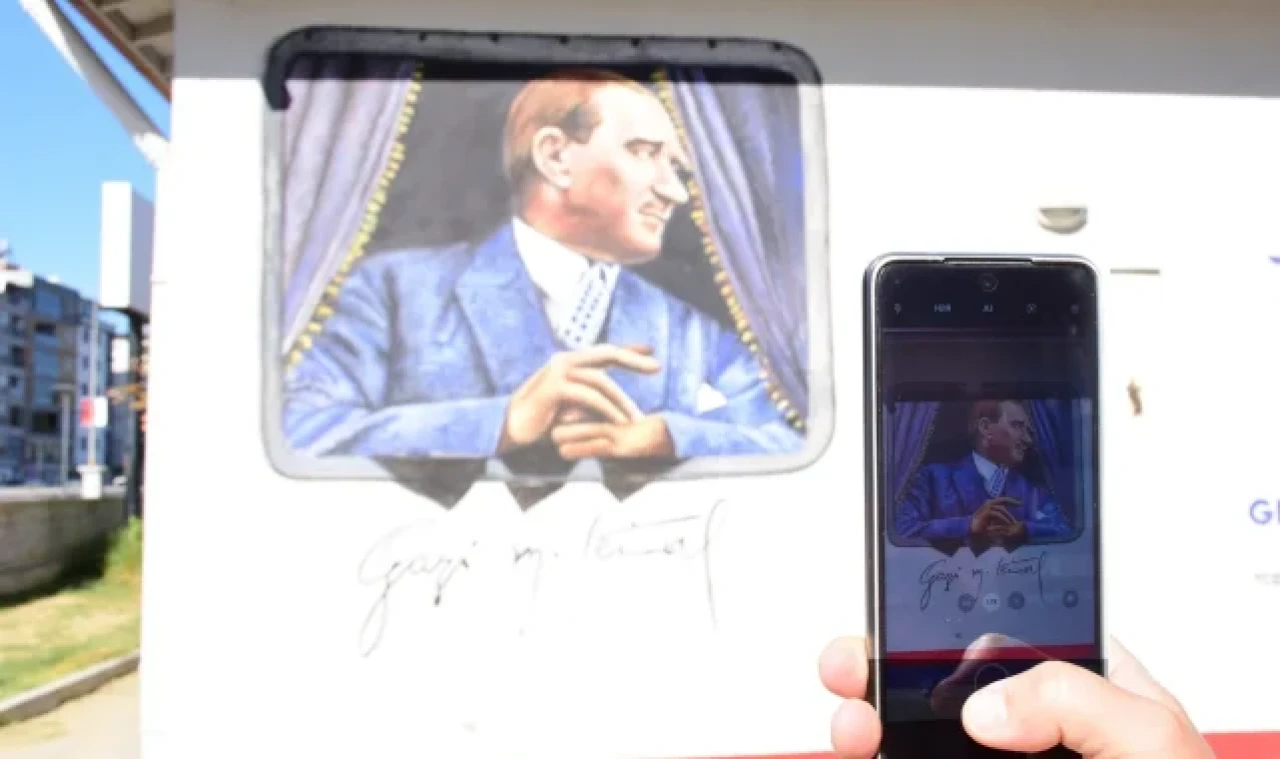 Atatürk'ün trenden baktığı fotoğraf, Germencik İstasyonu'nu süslüyor