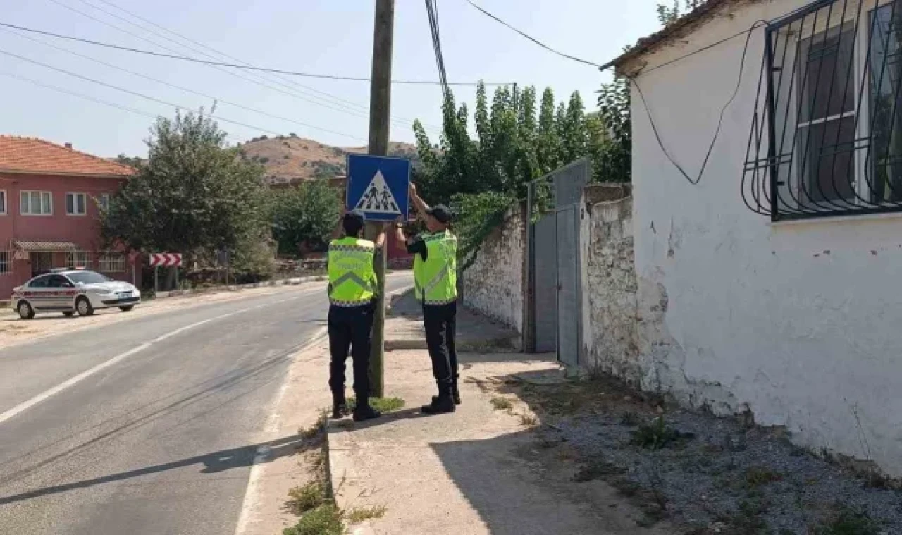 Aydın'da jandarma ekipleri trafik levhaların kontrol etti